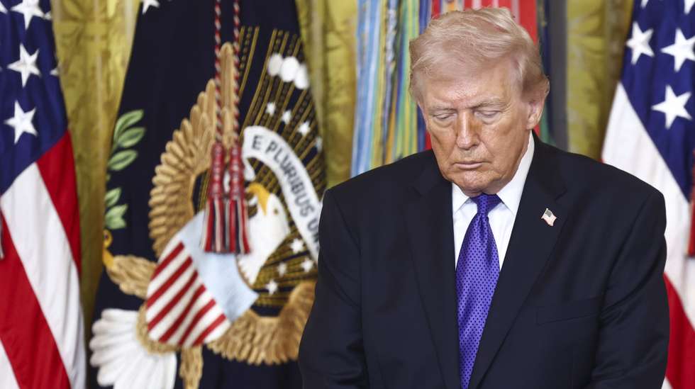 epa12790329 US President Donald Trump bows his head during a ceremony to award the medal of honor to Master Sgt. Roderick ‘Roddie’ W. Edmonds, Staff Sgt. Michael H. Ollis, and retired Command Sgt. Maj. Terry P. Richardson in the East Room of the White House in Washington, DC, USA, 02 March 2026.  EPA/JIM LO SCALZO / POOL
