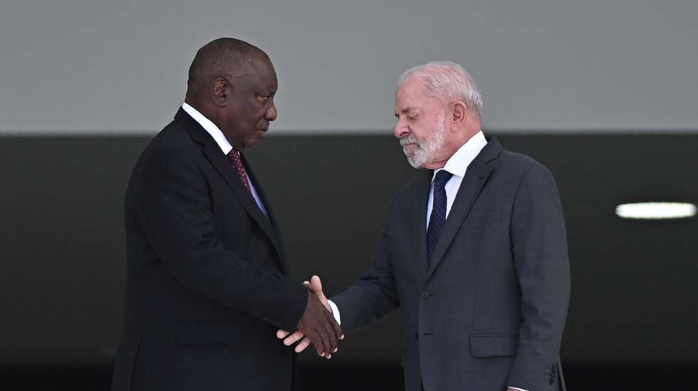 epa12807394 Brazilian President Luiz Inacio Lula da Silva (R) shakes hands with South African President Cyril Ramaphosa during their meeting at the Planalto Palace in Brasilia, Brazil, 09 March 2026. President Ramaphosa is on a two-day state visit to Brazil.  EPA/ANDRE BORGES
