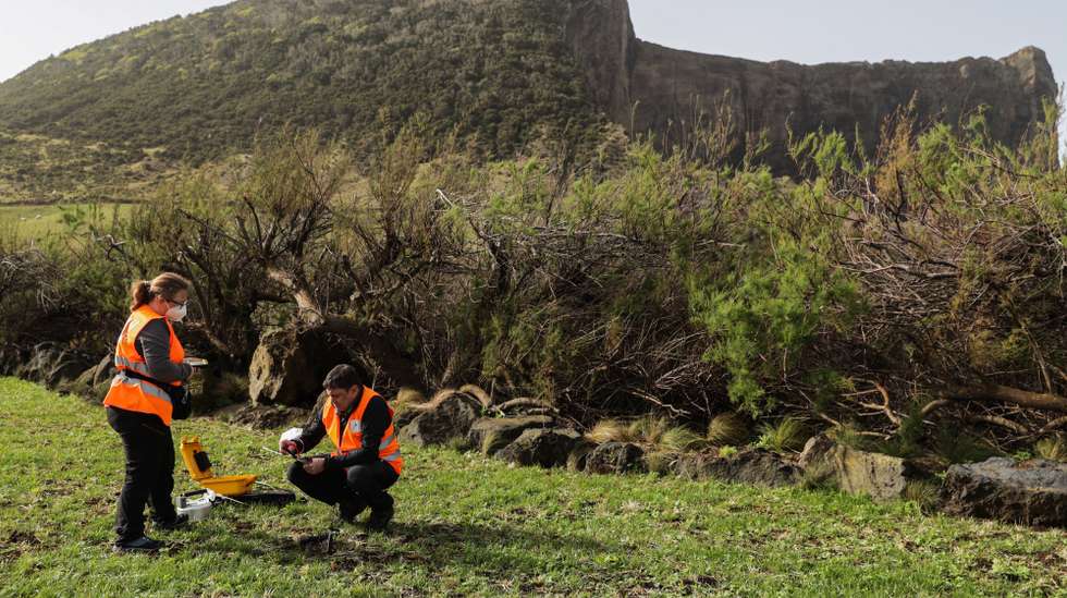 A equipa de dois especialistas do CIVISA (Centro de Informação e Vigilângia Sismovulcânica dos Açores), Catarina e Victorio, iniciou hoje de manhã, mais um dia de medições de gases junto ao campo de futebol na vila das Velas e na zona dos Rosais, um trabalho que está a decorrer no terreno desde 20 de março, o dia seguinte ao sismo mais energético desta crise, que ocorreu às 18:41 (19:41 de Lisboa) de 19 de março, com uma magnitude de 3,3 na escala de Richter), Velas, São Jorge, Açores, 28 de março de 2022. (ACOMPANHA TEXTO DA LUSA) TIAGO PETINGA/LUSA