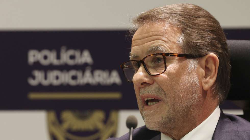 O diretor nacional da Polícia Judiciária (PJ), Luis Neves, dá uma conferência de imprensa sobre a operação policial desencadeada no âmbito de três inquéritos dirigidos pelo DCIAP e que visou a execução de cerca de 130 buscas domiciliárias e não domiciliárias, na Região Autónoma da Madeira, na sede em Lisboa, 30 de janeiro de 2024. TIAGO PETINGA/LUSA