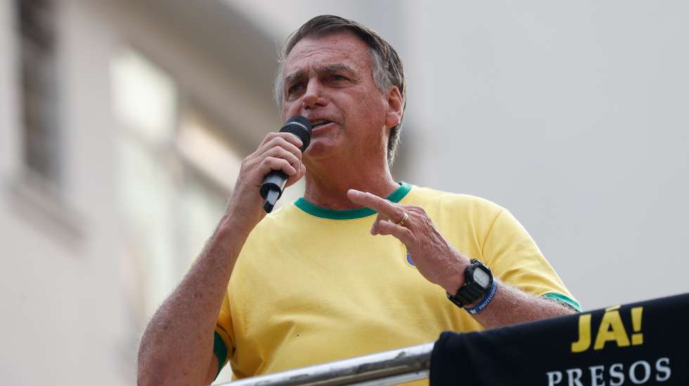 epa11592356 Former Brazilian president Jair Bolsonaro speaks during a demonstration on Paulista Avenue in Sao Paulo, Brazil, 07 September 2024. Bolsonaro once again lashed out at the judiciary, calling the Supreme Court magistrate investigating him and tycoon Elon Musk in a trial for the massive dissemination of false news, a 'dictator'. Supporters of Bolsonaro rallied in the heart of Sao Paulo to demand the dismissal of the Supreme Court judge who suspended the social network X, due to Elon Musk's continued contempt of court.  EPA/Sebastiao Moreira