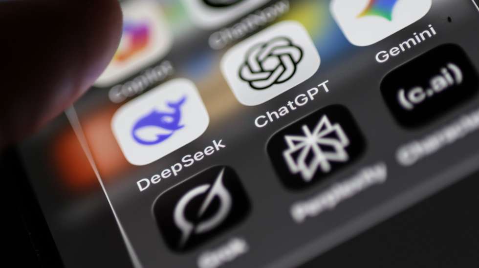 epa12494835 (ILLUSTRATION) - A mobile phone display showing the icons of artificial intelligence (AI) apps Deepseek, Chatgpt and Gemini in Berlin, Germany, 31 October 2025.  EPA/HANNIBAL HANSCHKE