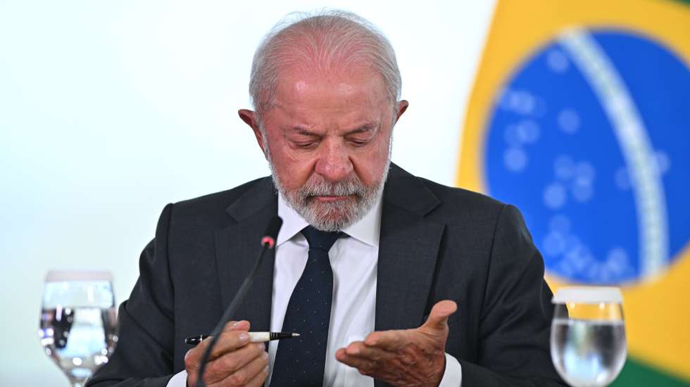 epa12878891 Brazilian President Luiz Inacio Lula da Silva reacts after signing a bill criminalizing vicarious violence in Brasilia, Brazil, 09 April 2026. The penalties under the new law range from 20 to 40 years in prison.  EPA/ANDRE BORGES