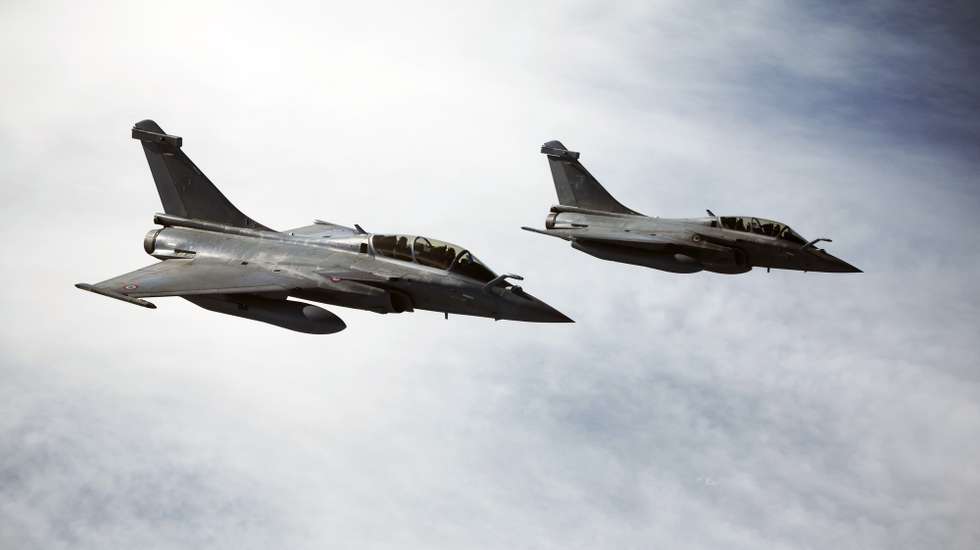 epa12789703 Rafale aircraft follow an MRTT refueling plane during an air operation moments before the arrival of French President Emmanuel Macron at the nuclear submarine navy base of Ile Longue in Crozon, France, 02 March 2026.  EPA/YOAN VALAT / POOL