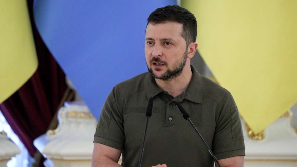 epa10091408 Ukrainian President Volodymyr Zelensky speaks during the joint press conference with Guatemalan President Alejandro Giammattei after their meeting at Mariinsky palace in Kyiv (Kiev), Ukraine, 25 July 2022. Alejandro Giammattei arrived in Kyiv and met with President Zelensky and top Ukrainian officials amid the Russian invasion.  EPA/SERGEY DOLZHENKO