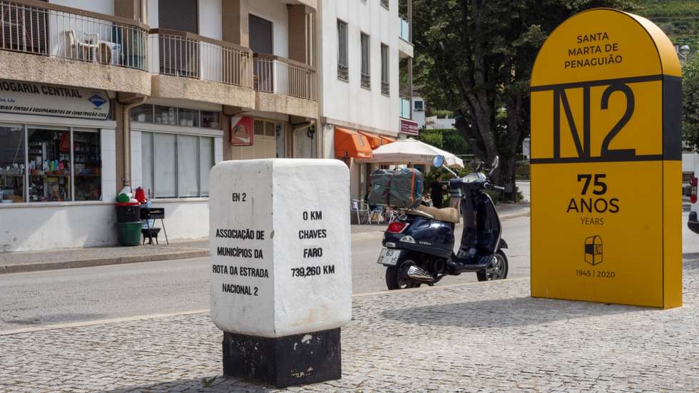 A intervenção responde aos danos provocados pelas intempéries do início do ano, que originaram deslizamentos de terras e obrigaram ao encerramento temporário daquele troço da EN2