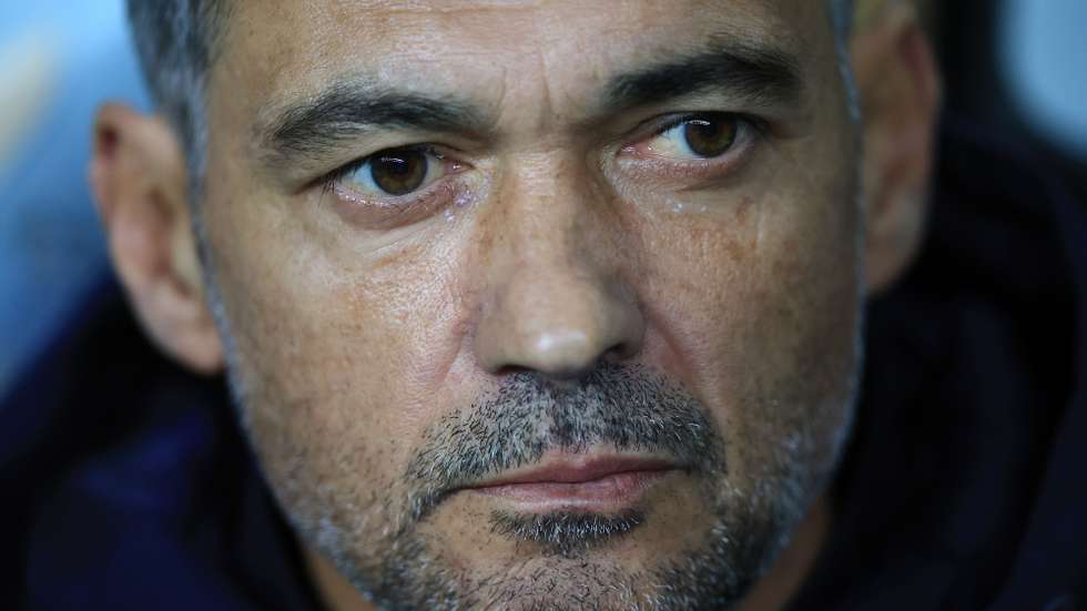 epa10963275 FC Porto&#039;s head coach Sergio Conceicao reacts during the UEFA Champions League group stage soccer match, FC Porto vs Royal Antwerp, at Dragao stadium, Porto, Portugal, 07 November 2023.  EPA/ESTELA SILVA