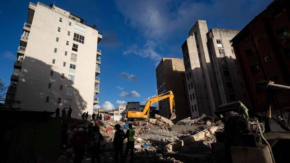 epa13070048 People conduct a search-and-rescue operation in a building damaged by the earthquakes in Caracas, Venezuela, 27 June 2026.  EPA/RONALD PENA R