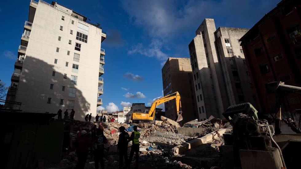 epa13070048 People conduct a search-and-rescue operation in a building damaged by the earthquakes in Caracas, Venezuela, 27 June 2026.  EPA/RONALD PENA R