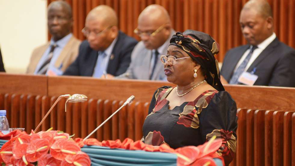 A líder parlamentar da Frelimo, Margarida Talapa, fala durante a cerimónia de reabertura dos trabalhos na Assembleia da República, em Maputo, Moçambique, 28 de fevereiro de 2018. ANTÓNIO SILVA/LUSA