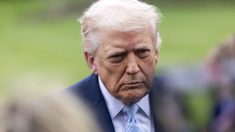 epa12837379 US President Donald J. Trump responds to a question from the news media as he walks to board Marine One on the South Lawn of the White House in Washington, DC, USA, 20 March 2026.  EPA/SHAWN THEW / POOL