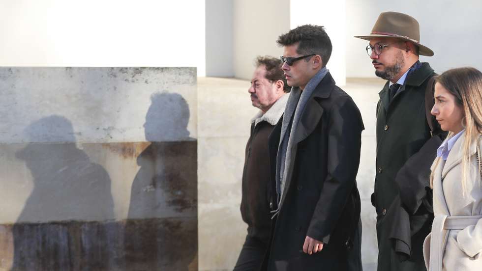 Ivo Lucas (2-E) chega ao Tribunal de Santarém para a leitura de sentença do caso do acidente, ocorrido em 05 de dezembro de 2020, na Autoestrada 1, na zona de Santarém,  que provocou a morte da cantora Sara Carreira, em que é arguido, em Santarém, 12 de janeiro de 2024. O juiz de instrução criminal do Tribunal de Santarém decidiu levar a julgamento os quatro envolvidos no acidente que, ao fim da tarde de 05 de dezembro de 2020, na Autoestrada 1 (A1), junto a Santarém, vitimou Sara Carreira, que seguia na viatura conduzida por Ivo Lucas. PAULO CUNHA/LUSA
