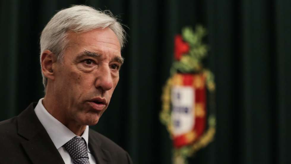 O ministro da Defesa Nacional, João Cravinho, intervém durante a cerimónia de posse da nova presidente nacional da Cruz Vermelha Portuguesa, Ana Jorge (ausente na foto), na sede da instituíção, em Lisboa, 25 de novembro 2021. TIAGO PETINGA/LUSA