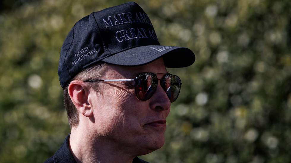 epa11957034 Tesla CEO and Senior Advisor to the President of the United States Elon Musk listens as US President Donald Trump speaks in front of Tesla vehicles at the White House in Washington, D.C.USA, 11 March 2025. President Trump has said he will buy a Tesla to support Tesla and Elon Musk after recent attacks on Tesla charging stations and calls for boycotts of Tesla products.  EPA/SAMUEL CORUM / POOL