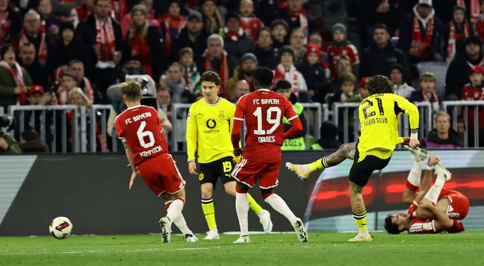 epa13344007 Fabio Silva of Dortmund (R) scores the 2-2 equalizer during the German Bundesliga soccer match between FC Bayern Munich and Borussia Dortmund in Munich, Germany, 31 October 2026.  EPA/RONALD WITTEK CONDITIONS - ATTENTION: The DFL regulations prohibit any use of photographs as image sequences and/or quasi-video.