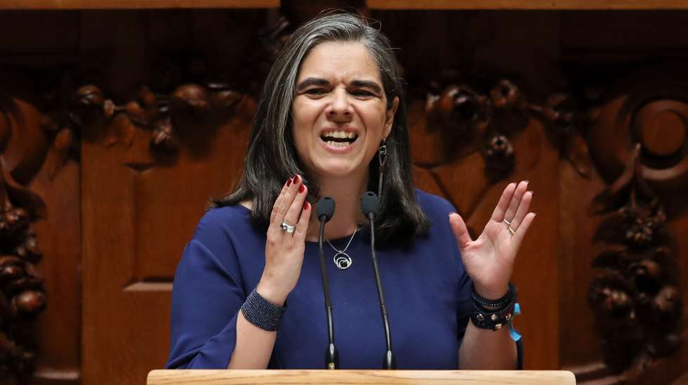 Carla Castro do partido Iniciativa Liberal (IL), durante o debate sobre Orçamento do Estado de 2022, na Assembleia da República, em Lisboa, 29 de abril de 2022. MANUEL ALMEIDA/LUSA