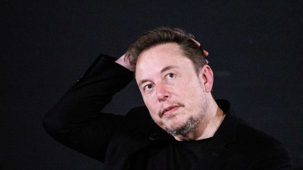 epaselect epa10955397 US tech entrepreneur Elon Musk, owner of Tesla, SpaceX and X, gestures as he attends a conversation event with British Prime Minister Rishi Sunak (unseen) in central London, Britain, 02 November 2023. The conversation will be streamed on X (formerly Twitter) and follows the two-day AI Safety Summit that was held at Bletchley Park.  EPA/TOLGA AKMEN / POOL