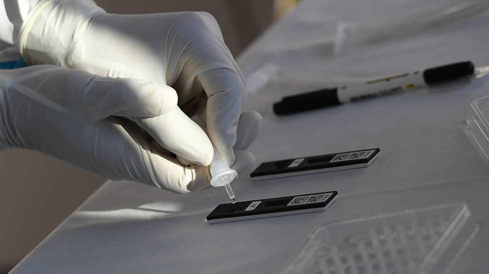 epa08825827 A health worker wearing overalls performs rapid antigen tests for COVID-19 in a medical office in Rome, Italy, 17 November 2020. Italy is struggling to curb ther spread in the second wave of pandemic of the SARS-CoV-2 coronavirus which causes the Covid-19 disease.  EPA/ETTORE FERRARI