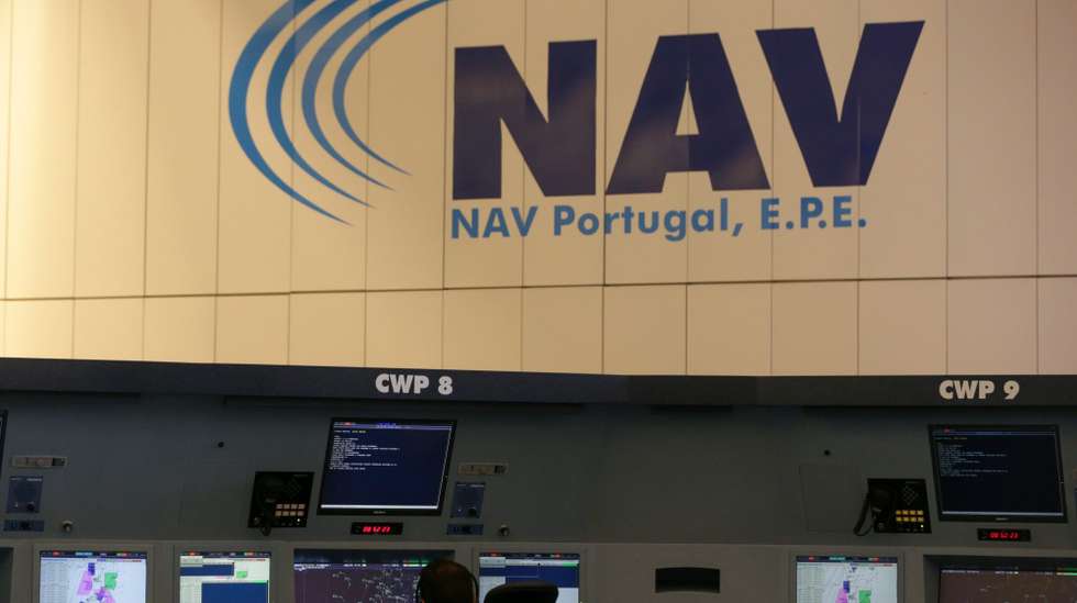 A taxa de terminal é cobrada pela realização de operações de controlo de tráfego aéreo de aproximação e aeródromo