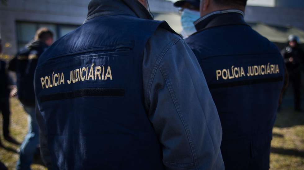 O caso está ao encargo da Polícia Judiciária, que investiga uma possível ligação entre o carro abandonado na Ponte 25 de Abril e o autor do crime