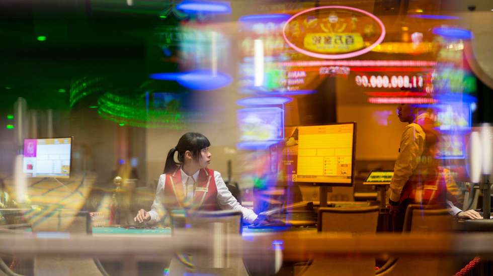 O único dos 11 casinos-satélite que deverá permanecer aberto é o Royal Arc, já que a SJM Resorts confirmou a aquisição da empresa que detém o casino por 1,75 mil milhões de dólares de Hong Kong (195,2 milhões de euros)
