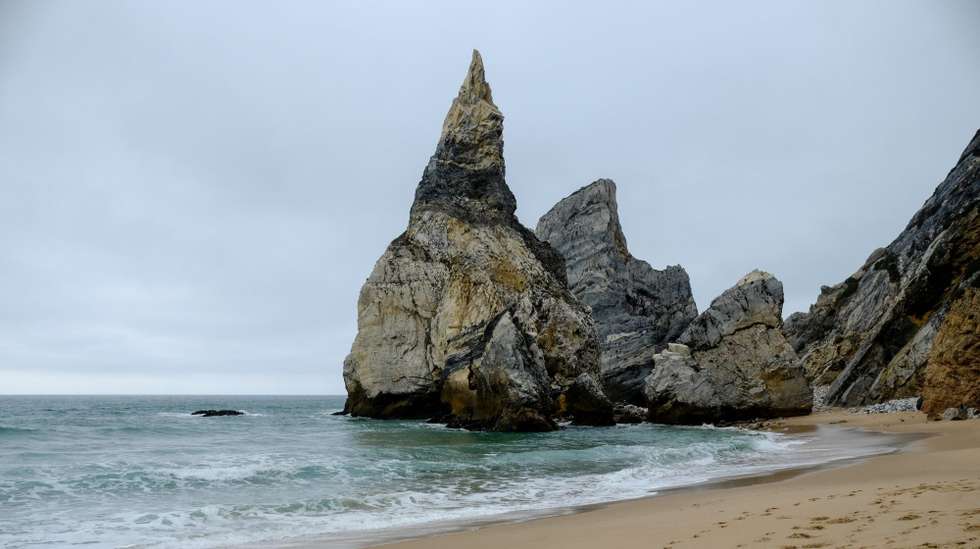 O acesso à Praia da Ursa é feito por um trilho acidentado