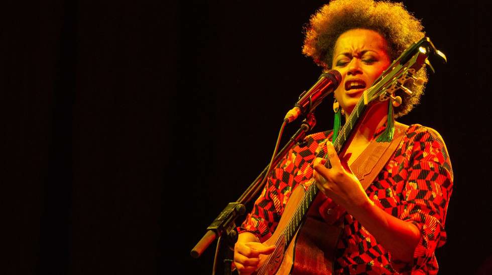Já este ano, Sara Tavares revelou novas canções, a caminho de um futuro novo álbum: "Grog d'Pilha", "Momentum", "Presensa" e "Kurtidu", esta última publicada em setembro