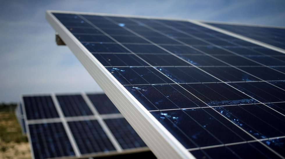 O sistema é integrado com painéis fotovoltaicos, permitindo que a bateria seja carregada sempre que há excedente de produção solar