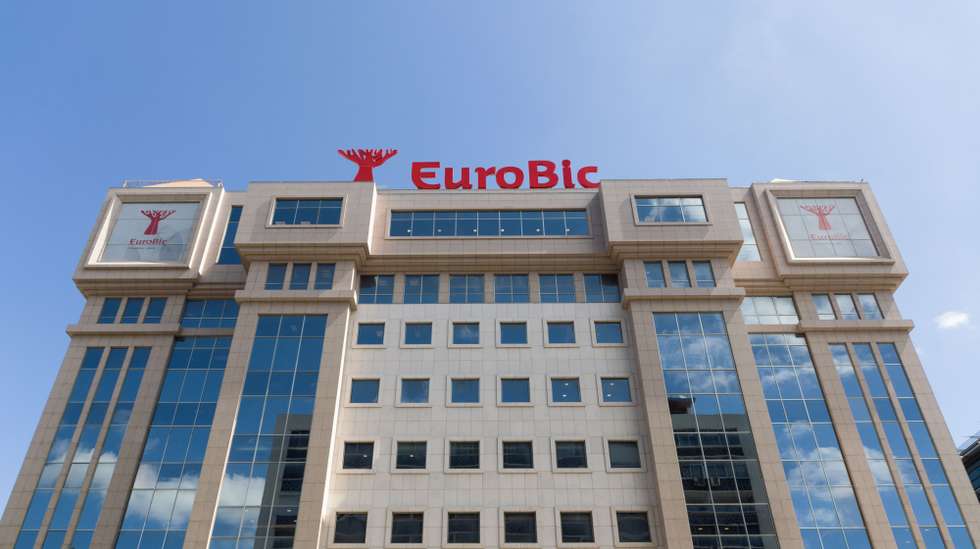 Segundo dados da Associação Portuguesa de Bancos (APB), em junho de 2024, o EuroBic tinha 1.430 trabalhadores e o Abanca tinha 401 funcionários