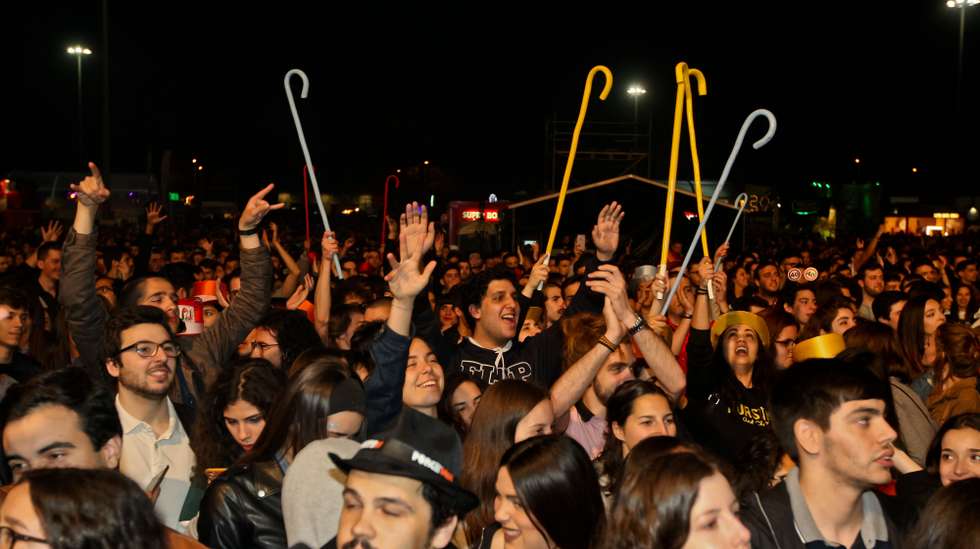 "Há sim algum material exposto que causa alguma sensibilidade a terceiros, a pessoas que frequentam o evento, e o que decidimos e acordámos com a reitoria é que esse tipo de conteúdo iria ser retirado por completo. E é assim que vamos proceder", afirmou o presidente da Associação Académica