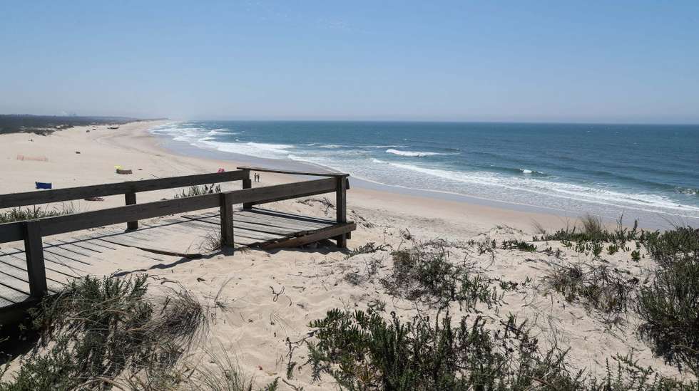 Os investigadores defendem a necessidade urgente de monitorizar de forma sistemática a poluição por microplásticos nas praias portuguesas, para proteger os ecossistemas costeiros