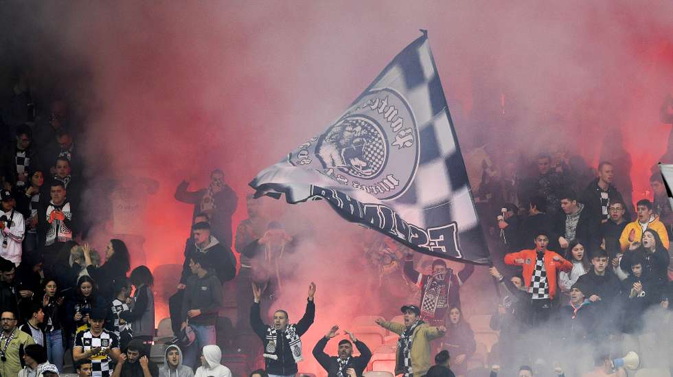 Adeptos do Boavista utilizam artefactos pirotécnicos no jogo da jornada 21 da Primeira Liga de futebol entre o Boavista e Beleneses SAD, disputado no Estádio do Bessa sec.XXI, no Porto, 16 de fevereiro de 2020. FERNANDO VELUDO/LUSA