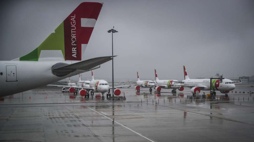 Aviões da TAP no aeroporto Humberto Delgado que se encontra encerrado para o tráfego de passageiros no âmbito das medidas excecionais de circulação para combater a situação epidemiológica da Covid-19, em Lisboa, 09 de abril de 2020. Todos os aeroportos nacionais encontram-se encerrados até às 24 horas de dia 13 para evitar circulação exterior para Portugal ou de Portugal para o exterior. MÁRIO CRUZ/LUSA
