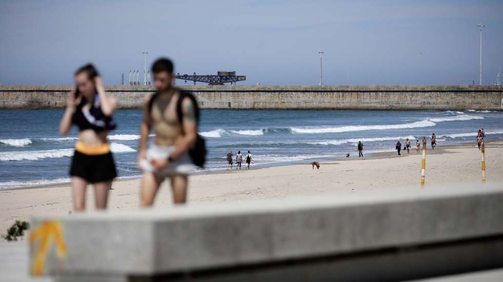 Pessoas passeiam à beira-mar na praia de Matosinhos, no dia que entrou em vigor o estado de calamidade devido à situação epidemiológica da covid-19, 03 de maio de 2020. Com o aumento da temperatura e o fim do estado de emergência a praia foi o destino procurado por alguns portugueses. Portugal entrou hoje em situação de calamidade, depois de três períodos consecutivos em estado de emergência desde 19 de março. MANUEL FERNANDO ARAÚJO/LUSA