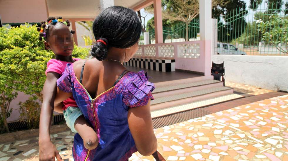 Nida da Silva, guineense, 36 anos, teve que fugir de casa porque o marido e o resto da comunidade em Nhacra, arredores da capital, queriam sacrificar a filha Nimade uma criança que nasceu com deficiência nas pernas e mãos. Bissau 16 de setembro de 2016. (ACOMPANHA TEXTO DO DIA 18 DE SETEMBRO 2016) LUÍS FONSECA / LUSA