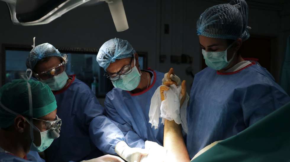 Operação cirúrgica no Bloco Operatório Central do Hospital de São João, no Porto, 06 de maio de 2020. A retoma da atividade regular no hospital do Porto, onde a 02 de março foi detetado o primeiro caso da covid-19 em Portugal, introduziu rotinas novas como a medição de temperatura e circuitos de triagem que, desejam os responsáveis, perdurarão no pós-pandemia. (ACOMPANHA TEXTO DO DIA 08 DE MAIO DE 2020). ESTELA SILVA/LUSA