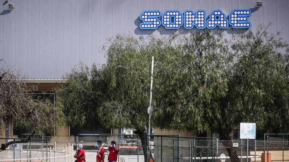 Trabalhadores da Sonae à saída das instalações da empresa na Plataforma Logística de Azambuja, Azambuja, 27 de maio de 2020. Perto de 350 trabalhadores da Sonae, na Azambuja, já fizeram o teste à covid-19 e 121 testaram positivos. Na empresa de produtos alimentares Avipronto, que se encontra na mesma plataforma logística, foram detetados 101 casos positivos. MÁRIO CRUZ/LUSA