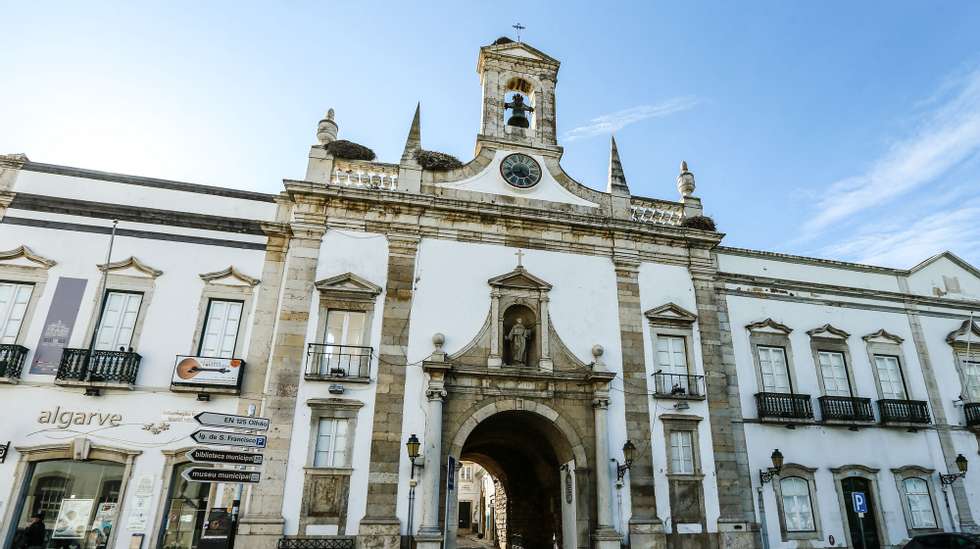 Arco da Vila, Faro, 17 de outubro de 2017. Desde 1 de dezembro de 2015 encontra-se instalado no seu interior o Centro Interpretativo do Arco da Vila, um espaço cultural que pretende dar a conhecer a história da cidade de Faro desde o seu aparecimento passando pelo seu renascimento pós terramoto de 1755 até aos nossos dias. LUÍS FORRA / LUSA