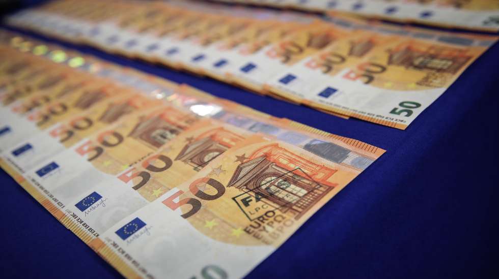 Dinheiro contrafeito apreendido pela Polícia Judiciária na Operação Deep Money, no edifício-sede da Polícia Judiciária, em Lisboa, 9 de setembro de 2019. Através da Unidade Nacional de Combate à Corrupção e com a colaboração da EUROPOL, a Polícia Judiciária desmantelou uma das maiores redes de contrafação de moeda da Europa, numa operação em que foram detidas cinco pessoas e apreendidas mais de 1.800 notas falsas de 50 e de 10 euros.MÁRIO CRUZ/LUSA