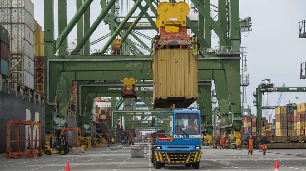 Trabalhos de descarga de contentores no Porto de Sines