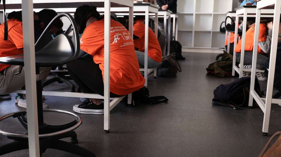 Alunos participam na 7.ª edição do exercício nacional de sensibilização para o risco sísmico "A Terra Treme", promovida pela Autoridade Nacional de Emergência e Proteção Civil e procura chamar a atenção para o risco sísmico e para a importância de comportamentos simples que os cidadãos devem adotar em caso de sismo, na Escola Secundária Sebastião e Silva, Oeiras, 15 de novembro de 2019. ANTÓNIO COTRIM/LUSA