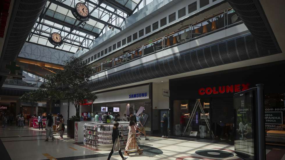 Pessoas circulam no centro comercial Norteshopping no dia da sua reabertura ao público, Matosinhos, 1 de junho de 2020. Começa esta segunda-feira a terceira fase do desconfinamento determinado pelo Governo, processo que começou a 1 de maio. Para além dos ginásios, do ensino pré-escolar, cinemas e teatros, reabrem também os centros comerciais em todos o país, excepto na Área Metropolitana de Lisboa. JOSÉ COELHO/LUSA