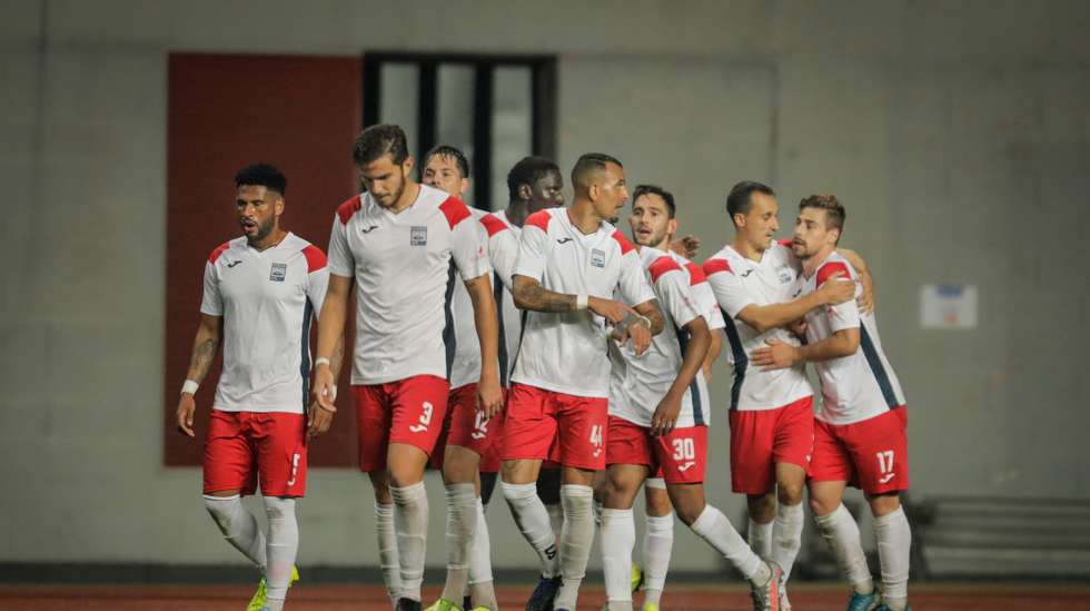 Rui Gomes (D) do União de Leiria festeja com os colegas de equipa o golo contra o Portimonense durante o jogo de futebol da 3ª eliminatória da Taça de Portugal realizado no Estádio Municipal Magalhães Pessoa, Leiria, 20 de novembro de 2020. PAULO CUNHA/LUSA
