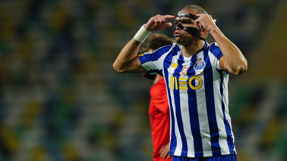 Pepe, que foi operado a uma fratura na cara há menos de uma semana, regressou com uma máscara especial e foi um dos melhores do FC Porto