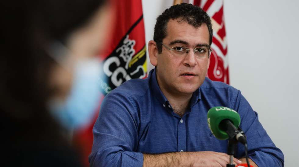 O coordenador da Frente Comum de Sindicatos da Administração Pública, Sebastião Santana, participa na conferência de imprensa da Frente Comum, na sede em Lisboa, 26 de outubro de 2020. TIAGO PETINGA/LUSA