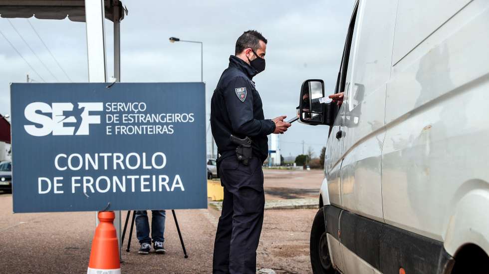 Um agente do Serviço de Estrangeiros e Fronteiras (SEF) verifica a identificação de um automobilista durante uma operação de controlo na entrada em Portugal pela fronteira do Caia (Elvas), 1 de fevereiro de 2021. As fronteiras foram repostas desde as 00:00 de domingo, dia 31 de janeiro, no âmbito das medidas para conter a propagação da covid-19 no território português. NUNO VEIGA/LUSA