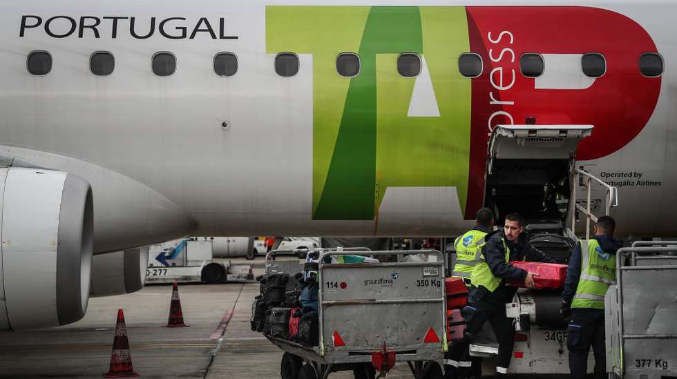 Operadores da Groundforce onde a operação da empresa de ‘handling’ Groundforce inclui números como cinco minutos e 400 toneladas, mas também o objetivo de chegar ao fim de 2019 com 3.600 colaboradores, aeroporto Humberto Delgado, em Lisboa, 22 de janeiro de 2018. Para que os aviões estejam no ar, a Groundforce faz toda a assistência em terra, excetuando o fornecimento de comida e de combustível, como resume o presidente executivo da empresa, Paulo Neto Leite, numa visita guiada aos ‘bastidores’ do Aeroporto Humberto Delgado, em Lisboa. MÁRIO CRUZ/LUSA