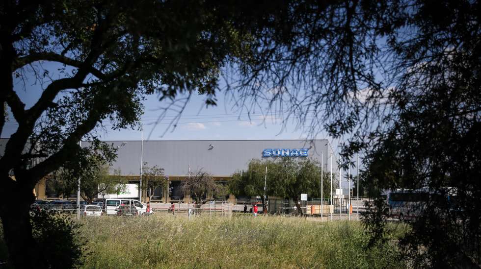 Trabalhadores da Sonae à saída das instalações da empresa na Plataforma Logística de Azambuja, Azambuja, 27 de maio de 2020. Perto de 350 trabalhadores da Sonae, na Azambuja, já fizeram o teste à covid-19 e 121 testaram positivos. Na empresa de produtos alimentares Avipronto, que se encontra na mesma plataforma logística, foram detetados 101 casos positivos. MÁRIO CRUZ/LUSA