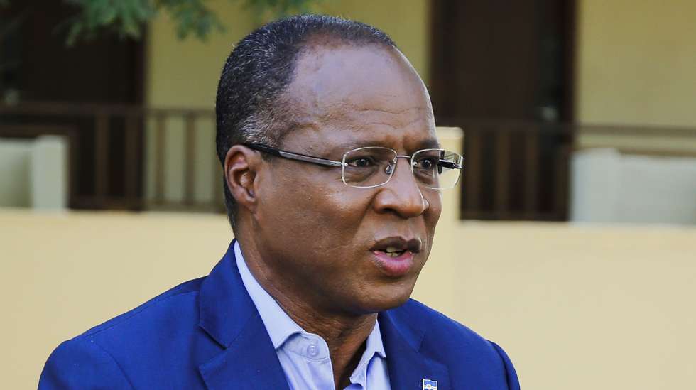 O presidente do MpD, Ulisses Correia e Silva, fala durante uma entrevista à agência Lusa, no âmbito das eleições legislativas do próximo dia 18 de abril, na Praia, Cabo Verde, 18 de março de 2021. O candidato a primeiro-ministro, acusa a oposição de “desejar” o descalabro da Cabo Verde Airlines (CVA) para retirar “aproveitamento político” e garante que o Estado não injetou qualquer verba na companhia desde a privatização. (ACOMPANHA TEXTO DA LUSA DO DIA 30 DE MARÇO DE 2021). FERNANDO DE PINA/LUSA