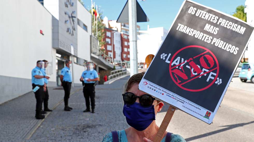 Elemento ligado aos sindicatos durante uma tribuna pública pelos direitos dos trabalhadores do setor rodoviário de passageiros, numa ação realizada frente à rodoviária de Portalegre, 24 de julho de 2020. A Federação dos Sindicatos de Transportes e Comunicações (FECTRANS), através dos seus sindicatos, intervém na defesa dos direitos dos trabalhadores do setor rodoviário de passageiros, nomeadamente pelo fim do “lay-off”, a reposição da totalidade dos seus salários e contra a falta de transportes na região. NUNO VEIGA/LUSA